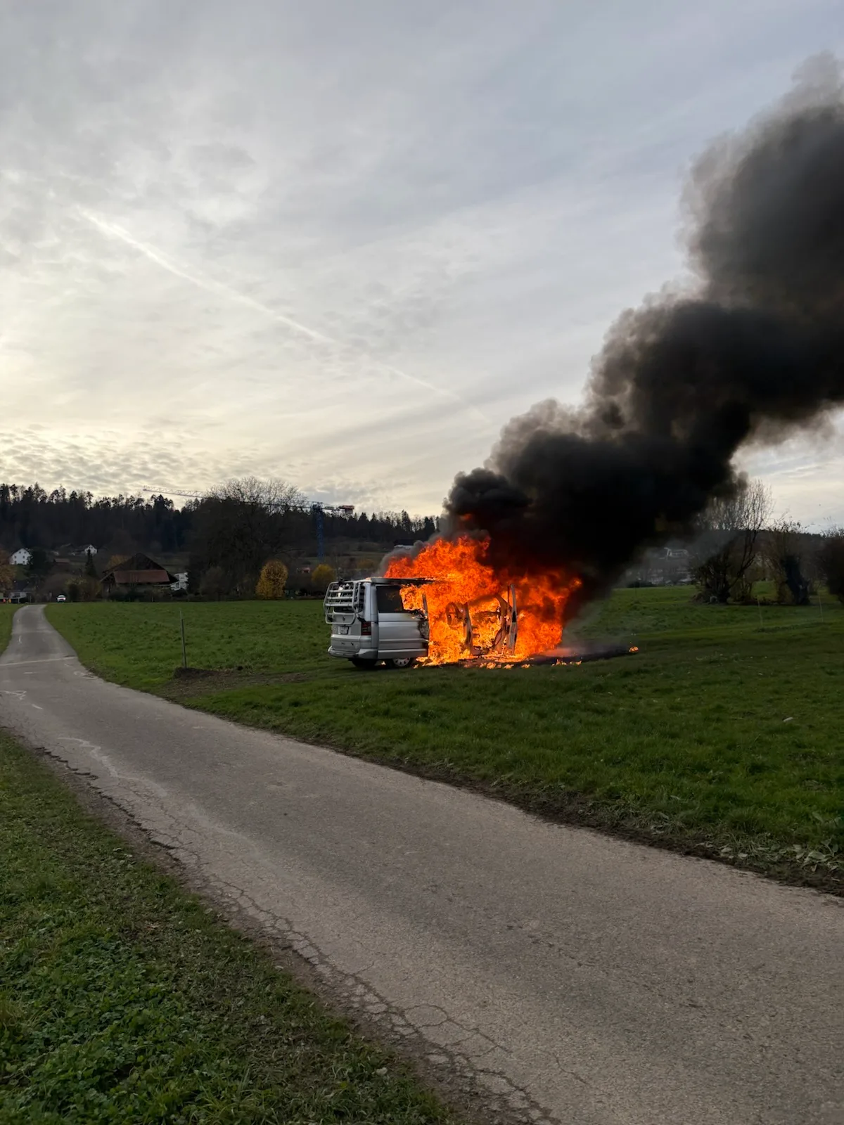 Ein Auto steht in Flammen.